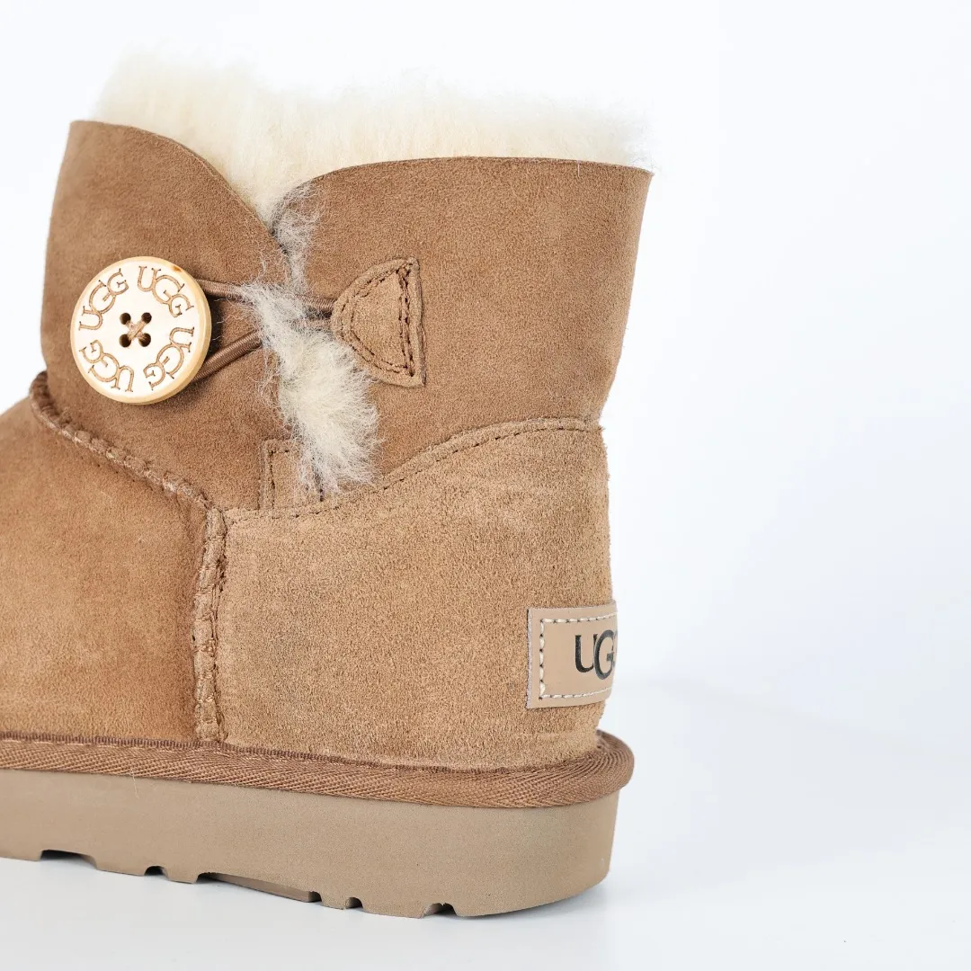Pick up locally 💰540 The core recommendation is good price UGG basic Bailey twist style Xiaohongshu hot style Henan Longfeng leather production Sheepskin integrated top quality in the market 2-3 cm cashmere insole to keep warm in winter and a very suitable choice for home use UUG has launched a style series in the new year, which is partially geared towards the preferences of young consumers and has also moved to the forefront of fashion trends. Shoe body material Water-repellent coated suede upper 17mm UGGPURE™ implanted wool insole Lightweight non-slip comfortable rubber outsole With brand LOGO Trademark Comes with full packaging Size: 35 36 37 38 39 40